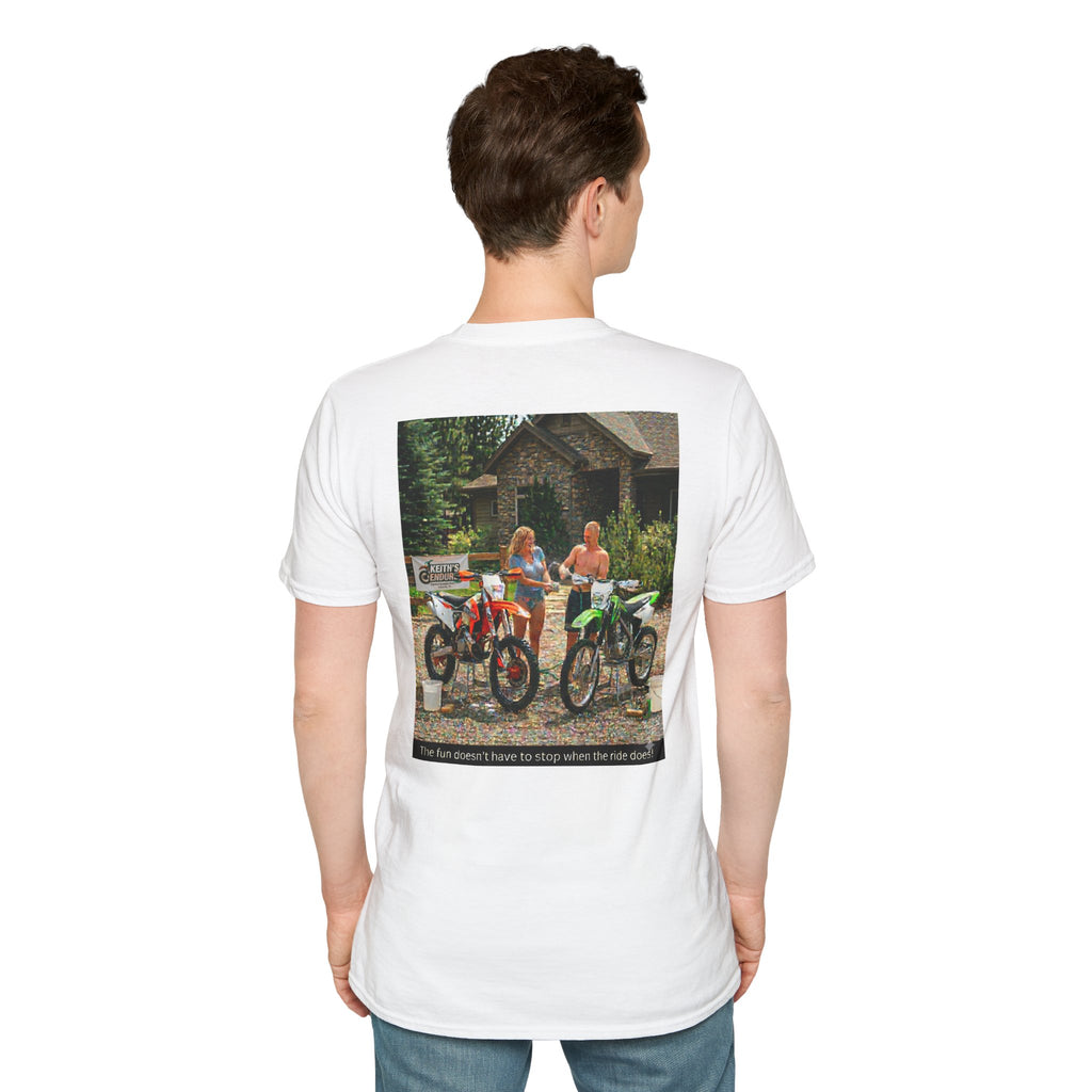 Water fight Graphic Dirt bike T-Shirt — Washing dirt bikes after the ride having a water fight.